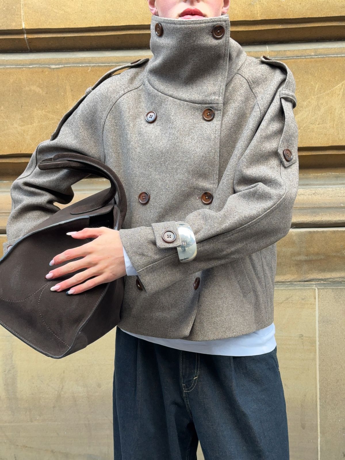 Look de mode avec veste, sac et jean